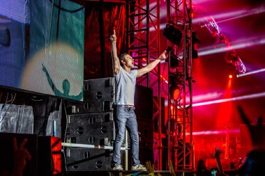 Odessa, Ukrayna - 28 Haziran 2014: Ukrayna grubunun Okean Elzy yaratıcı ışık ve müzik gösterisi sırasında bir konserde stadyumda eğlenmek insanların büyük bir kalabalık. Kulüp partisinde neşeli parlak gösteri