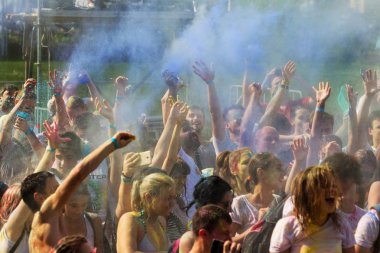 Odessa, Ukrayna - 5 Ağustos 2017: Gençler, bayanlar baylar bayram tatil sırasında renkli toz içine atma iyi eğlenceler. Festivali renkli boya. renkler aşk festival. Renk fest