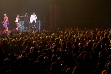 Odessa, Ukrayna, 17 Nisan 2012: Pop konser ikonik Rus şarkıcı Philip Kirkorov Odessa'daki. Ful ile parlak renkli ışık ve tiyatro gösterisi.