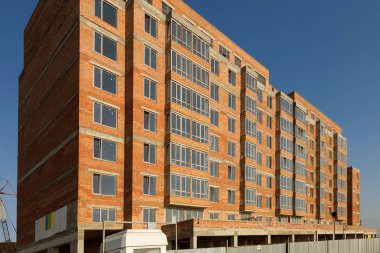 Yeni çoklu daire yüksek katlı apartman cephe. Yeni modern Multi apartman konut kompleksleri çok katlı blok konut condominiums birinde tipik bakış inşası