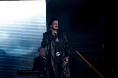 Odessa, Ukrayna, 17 Nisan 2012: Pop konser ikonik Rus şarkıcı Philip Kirkorov Odessa'daki. Ful ile parlak renkli ışık ve tiyatro gösterisi.