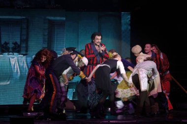 Odessa, Ukrayna, 17 Nisan 2012: Pop konser ikonik Rus şarkıcı Philip Kirkorov Odessa'daki. Ful ile parlak renkli ışık ve tiyatro gösterisi.