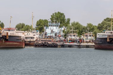 Odessa, Ukrayna - 8 Temmuz: nehir bağlantı noktası, Ust-tuna. Büyük gemiler ve nehir mavna içine hurda metal kesme, Dock boş onarım. Kötü ekonomik politika Ukrayna, 8 Temmuz 2014, Odessa, Ukrayna'nın sonuçları