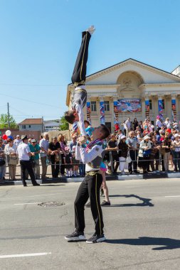 Novorossiysk, Rusya - 1 Mayıs 2018: Mayıs günü gösteri. Barış! İş! Mayıs! İnsanlar ile tatil geçit töreni sırasında Bayrak İşçi Bayramı kutlamak. 1 Mayıs tüm çalışan insanlar günüdür. Koloni içinde yürüyen insanlar