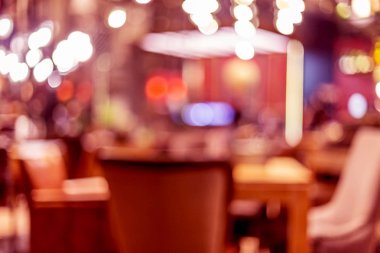 Küçük bir restoranın içi bulanık bir arka plan. Bokeh Kafe 'nin içini sıcak koyu renklerle bulanıklaştırmış. Yaratıcı moda tasarımı için arka plan olarak.