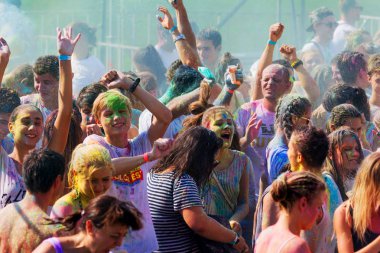Odessa, Ukrayna - 5 Ağustos 2017: Gençler, bayanlar baylar bayram tatil sırasında renkli toz içine atma iyi eğlenceler. Festivali renkli boya. renkler aşk festival. Renk fest
