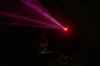 Odessa, Ukrayna - 5 Ağustos 2017: gösteri ışıklar. Lazer gösterisi. Gece kulübünde dj partileri müzik, ses parlak ışık ile dans kullanın. Club gece ışık dj parti kulübü. Duman ve ışıklar ile araba