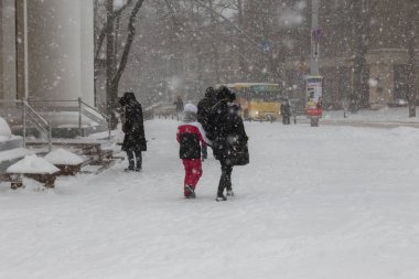 Odessa, Ukrayna-Ocak 16, 2018: Güçlü kar yağışı, Siklon kışın şehir sokaklarda. Arabalar karla kaplıdır. Kaygan yol. Kışın kötü hava: şiddetli kar yağışı ve kar fırtınası. Yayalar kar üzerinde gitmek