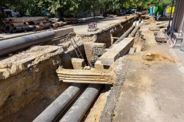 Odessa, Ukrayna - 2017 yaklaşık: Onarım şehir su kaynaklarının. Eski paslı metal borular plastik borular üzerinde değiştirme. Yeni modern teknolojiler kentsel mühendislik ağlar. Şehir su boru hattı
