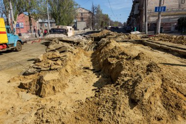 Odessa, Ukrayna - 25 Nisan 2017: Metro siperlerine komün için. İnşaat işçileri döşeme ve Metro araçları veya hizmet borular inşaat sitede yükleme için siperler kazmak.