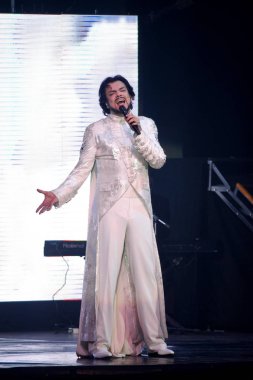 Odessa, Ukrayna, 17 Nisan 2012: Pop konser ikonik Rus şarkıcı Philip Kirkorov Odessa'daki. Ful ile parlak renkli ışık ve tiyatro gösterisi.