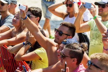 Odessa, Ukrayna -25 Ağustos 2017: büyük kalabalık, müzik sırasında rock konserinde hayranlarını gün boyunca. Seyirci kum Beach müzik ve spor festivali Z-Oyunlar sırasında