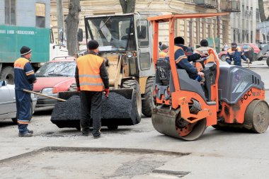 Odessa - 3 Nisan: işçi tamir yol asfalt yol yok kış frosts sonra kentsel planlama onarım programı kapsamında oluşan bir ekip. 3 Nisan 2014 Odessa, Ukrayna