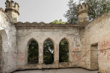 Mistik iç cephe terkedilmiş kalıntıları harap antik kale, binanın konak. Eski duvarlar, çöp ve çamur ile koridor mahvetti. Vandallar tarafından tahrip antik tarihi bina kalıntıları