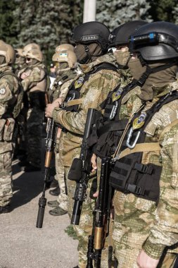 Odessa, Ukrayna - 1 Ağustos 2018: özel kuvvetler Ukraynalı polis özel silahlar ile tam savaş formunda saflarında. Urkainain özel kuvvetler çevik mukabele polis, Anti-terör asker