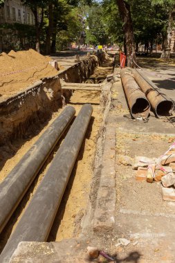 Odessa, Ukrayna - 2017 yaklaşık: Onarım şehir su kaynaklarının. Eski paslı metal borular plastik borular üzerinde değiştirme. Yeni modern teknolojiler kentsel mühendislik ağlar. Şehir su boru hattı