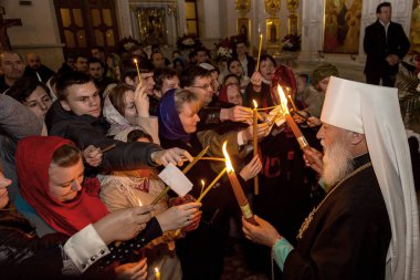 Odessa, Ukrayna - 11 Nisan 2015: Paskalya, Ortodoks Kilisesi cemaat. İsa'nın Diriliş Bayramı, Kudüs'ten kutsal ateş. Ortodoks Christian Easter