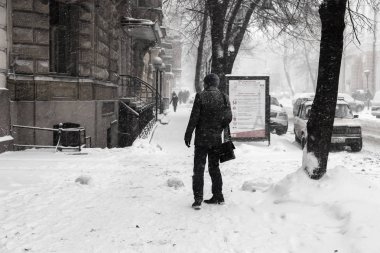 Odessa, Ukrayna-Ocak 16, 2018: Güçlü kar yağışı, Siklon kışın şehir sokaklarda. Arabalar karla kaplıdır. Kaygan yol. Kışın kötü hava: şiddetli kar yağışı ve kar fırtınası. Yayalar kar üzerinde gitmek
