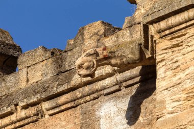 Mistik iç cephe terkedilmiş kalıntıları harap antik kale, binanın konak. Eski duvarlar, çöp ve çamur ile koridor mahvetti. Vandallar tarafından tahrip antik tarihi bina kalıntıları