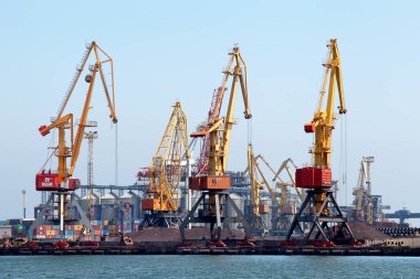 Odessa, Ukrayna - 15 Nisan: deniz kargo gemisi Odessa Limanı Deniz limanda palamarla. Yükleme Ukrayna sanayi mallarının, 15 Nisan 2014 yoluna taşınan Odessa, Ukrayna