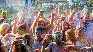 Odessa, Ukrayna - 5 Ağustos 2017: Gençler, bayanlar baylar bayram tatil sırasında renkli toz içine atma iyi eğlenceler. Festivali renkli boya. renkler aşk festival. Renk fest