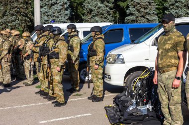 Odessa, Ukrayna - 1 Ağustos 2018: özel kuvvetler Ukraynalı polis özel silahlar ile tam savaş formunda saflarında. Urkainain özel kuvvetler çevik mukabele polis, Anti-terör asker