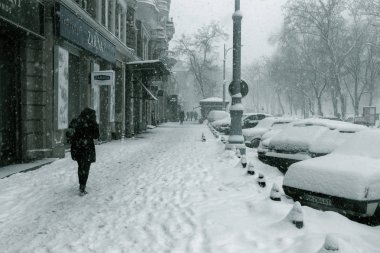 Odessa, Ukrayna-Ocak 16, 2018: Güçlü kar yağışı, Siklon kışın şehir sokaklarda. Arabalar karla kaplıdır. Kaygan yol. Kışın kötü hava: şiddetli kar yağışı ve kar fırtınası. Yayalar kar üzerinde gitmek