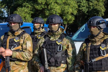 Odessa, Ukrayna - 1 Ağustos 2018: özel kuvvetler Ukraynalı polis özel silahlar ile tam savaş formunda saflarında. Urkainain özel kuvvetler çevik mukabele polis, Anti-terör asker
