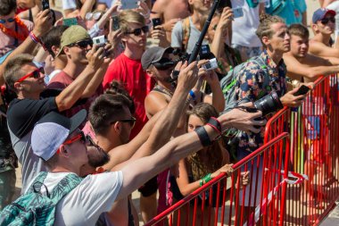 Odessa, Ukrayna -25 Ağustos 2017: büyük kalabalık, müzik sırasında rock konserinde hayranlarını gün boyunca. Seyirci kum Beach müzik ve spor festivali Z-Oyunlar sırasında