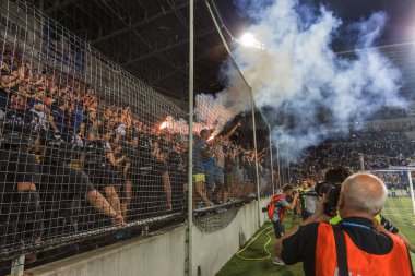 Odessa, Ukrayna 23 Temmuz 2018: Bir kalabalık futbol stadyumu. Ziyaret edenler stadyum standları dolu. Stadyumda futbol taraftarları. Taraftar standları sevinç, hafif ateş ve dalgalanan bayrak.