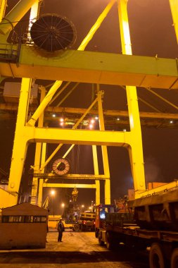 Odessa 27 Kasım: konteynerler içinde iyichevck seaport Denizcilik gemi üzerinde gece, gündüz, 27 Kasım 2012 yükleme boşaltma odessa, Ukrayna