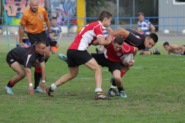 Odessa, Ukrayna - 29 Eylül 2018: Final Oyunları Şampiyonası Ukrayna'nın en güçlü takımları Rugby-7. Rugby topu alan üzerinde. Rugby topu için ağır mücadele sahip. Takım sporcular oyuncular sahada