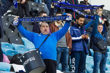 Odessa, Ukrayna 03/17/2018: stadyum tribünlerde seyirci. Stadyumda futbol taraftarları. Mutlu ve sallayarak flamalar Fc Chernomorets rafları fanlar bulunmaktadır