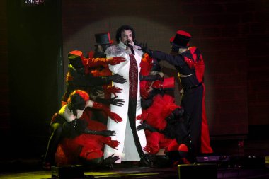 Odessa, Ukrayna, 17 Nisan 2012: Pop konser ikonik Rus şarkıcı Philip Kirkorov Odessa'daki. Ful ile parlak renkli ışık ve tiyatro gösterisi.
