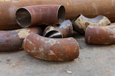 Odessa, Ukrayna - 2017 yaklaşık: Onarım şehir su kaynaklarının. Eski paslı metal borular plastik borular üzerinde değiştirme. Yeni modern teknolojiler kentsel mühendislik ağlar. Şehir su boru hattı