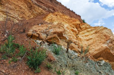 Mavi kil jeolojik birikintisi. Mavi kil nadir bulunan doğal bir kozmetiktir. Elmas depozitosunun bir işareti olan mavi kil elmas kimberlit boruyla ilişkilidir. Doğal jeolojik zenginlik