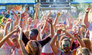 Odessa, Ukrayna - 5 Ağustos 2017: Gençler, bayanlar baylar bayram tatil sırasında renkli toz içine atma iyi eğlenceler. Festivali renkli boya. renkler aşk festival. Renk fest