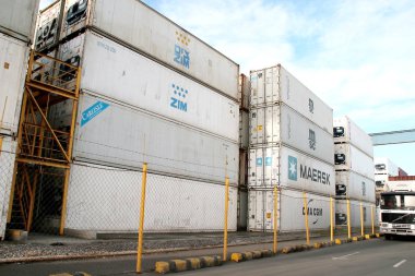 Odessa, Ukrayna -5 Aralık 2008: deniz konteyner terminali. Deniz vinçler bir kargo gemisi üzerinde daha fazla nakliye konteyner yükler. Depolama alanı kaplar. Deniz taşımacılığı kargo