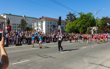 Novorossiysk, Rusya - 1 Mayıs 2018: Mayıs günü gösteri. Barış! İş! Mayıs! İnsanlar ile tatil geçit töreni sırasında Bayrak İşçi Bayramı kutlamak. 1 Mayıs tüm çalışan insanlar günüdür. Koloni içinde yürüyen insanlar