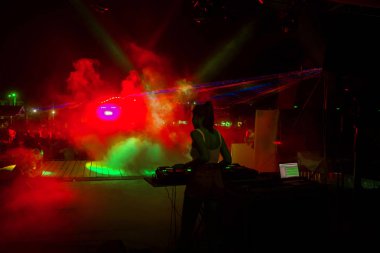 Odessa, Ukrayna - 5 Ağustos 2017: gösteri ışıklar. Lazer gösterisi. Gece kulübünde dj partileri müzik, ses parlak ışık ile dans kullanın. Club gece ışık dj parti kulübü. Duman ve ışıklar ile araba