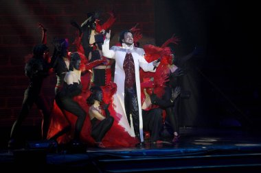 Odessa, Ukrayna, 17 Nisan 2012: Pop konser ikonik Rus şarkıcı Philip Kirkorov Odessa'daki. Ful ile parlak renkli ışık ve tiyatro gösterisi.