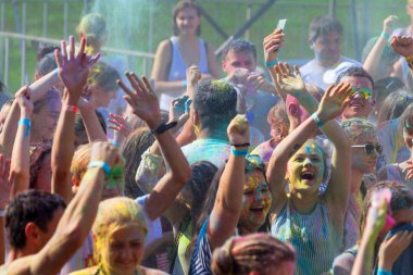 Odessa, Ukrayna - 5 Ağustos 2017: Gençler, bayanlar baylar bayram tatil sırasında renkli toz içine atma iyi eğlenceler. Festivali renkli boya. renkler aşk festival. Renk fest