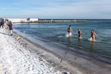 Odessa, Ukrayna - 19 Ocak 2016: Hıristiyan Ortodoks kilisesinin Baptist Karadeniz buzlu sularda Iususa İsa'nın John Ürdün Nehri'nde vaftiz günü banyo. Hıristiyan geleneğinde, yıkanarak