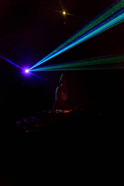 Odessa, Ukrayna - 5 Ağustos 2017: gösteri ışıklar. Lazer gösterisi. Gece kulübünde dj partileri müzik, ses parlak ışık ile dans kullanın. Club gece ışık dj parti kulübü. Duman ve ışıklar ile araba