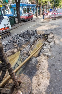 Odessa, Ukrayna-Ekim 18,2015: Modern teknolojileri bina. Yükleme noktası'nın altında otoyol delme tarafından plastik boru. Kablo ve boru çekme yeraltı Stroebe delinmiştir. Modern karmaşık plastik boru döşeme