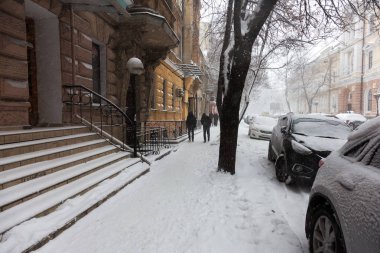 Odessa, Ukrayna-Ocak 16, 2018: Güçlü kar yağışı, Siklon kışın şehir sokaklarda. Arabalar karla kaplıdır. Kaygan yol. Kışın kötü hava: şiddetli kar yağışı ve kar fırtınası. Yayalar kar üzerinde gitmek
