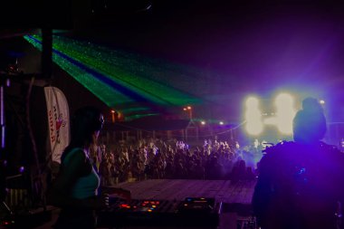 Odessa, Ukrayna - 5 Ağustos 2017: gösteri ışıklar. Lazer gösterisi. Gece kulübünde dj partileri müzik, ses parlak ışık ile dans kullanın. Club gece ışık dj parti kulübü. Duman ve ışıklar ile araba