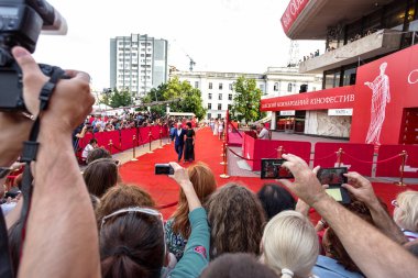 Odessa, Ukrayna - 10 Temmuz 2015: 6 Uluslararası Film Festivali Odessa, kırmızı halı açılış. Bir fotoğrafçı olarak çalıştı. Birçok seyirci ve paparazzi göz alıcı konuklar karşıladı.