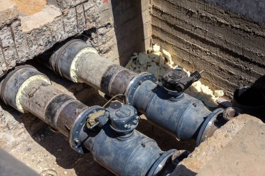 Odessa, Ukrayna - 2017 yaklaşık: Onarım şehir su kaynaklarının. Eski paslı metal borular plastik borular üzerinde değiştirme. Yeni modern teknolojiler kentsel mühendislik ağlar. Şehir su boru hattı