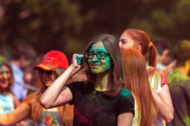 KRASNODAR, RUSSIA - May11,2018: Renkler Festivali, geleneksel Hint Holi festivali. Gençler Holi bayramında renkli pudra atarken eğleniyorlar. Renkli boya festivali. Renk Festivali